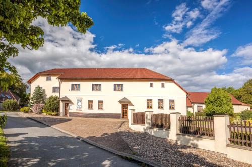 Rovecne House | Comfortable Family Stay at Pension U Lípy with Breakfast
