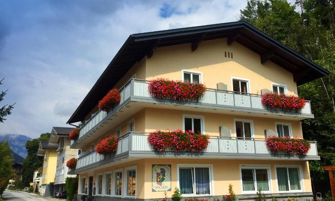 Pfarrwerfen House | Discover Pension Vocario: Top-Rated with Hot Tub & Dining