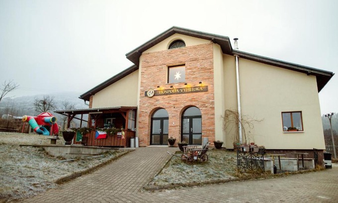 Klasterec nad Ohri House | Discover Pension Vyhlídka: Pet-Friendly Retreat with Pool