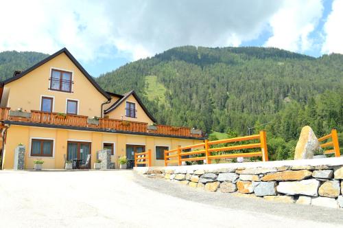 Mauterndorf House | Discover Pension Waldheim: Pet-Friendly Oceanfront Retreat