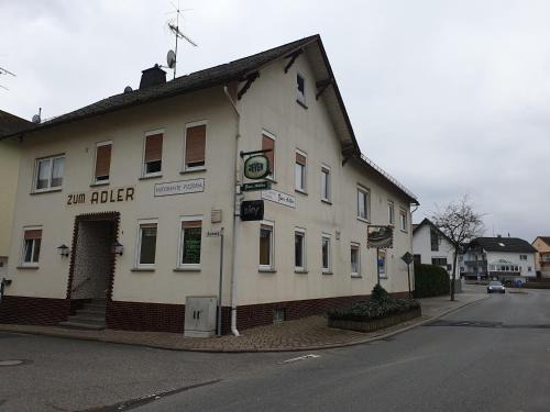 Hunstetten House | Cozy Pension Zum Adler: Family-Friendly Getaway Awaits