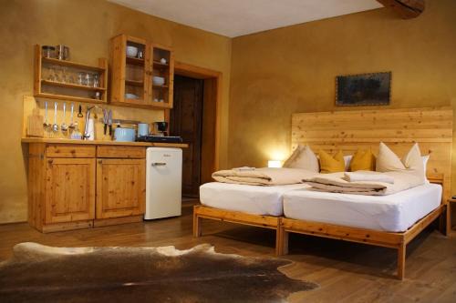 Greiz Apartment | Pet-Friendly Pension zum Hirschstein with Spa Amenities