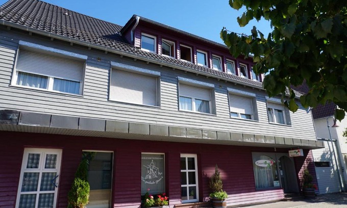 Schoenaich House | Pet-Friendly Escape at Pension-zur-Rose for Budget Travelers