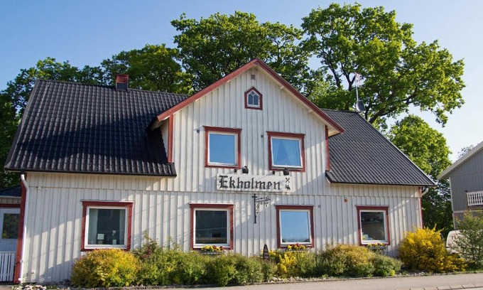 Vessigebro House | Pet-Friendly Pensionat Ekholmen with Fine Dining & Breakfast