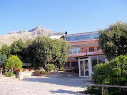 Trivio House | Discover Pensione Campese: Pet-Friendly Retreat with Dining