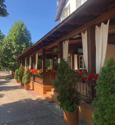 Curtea De Arges House | Inviting Pensiune Montana: Family-Friendly with Hot Tub & Dining