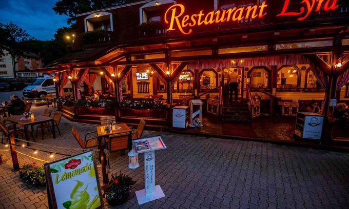 Acatari House | Discover Pensiune Restaurant Lyra: Family-Friendly Retreat