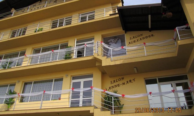 Mioveni House | Family-Friendly Pensiune Venetia Mariaj with Delicious Breakfast