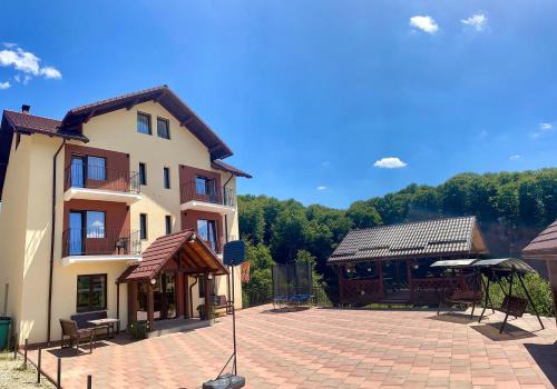 Poiana Marului House | Exceptional Stay at Pensiunea 7 Brazi II - Pet & Kid Friendly