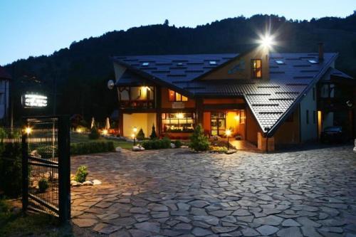 Moieciu de Jos House | Discover Pensiunea Adoro: Family-Friendly with Hot Tub