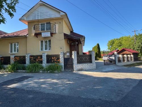 Sapinta House | Discover Pensiunea Anca Sapanta: Family-Friendly Retreat