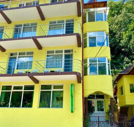 Baile Herculane House | Family-Friendly Pensiunea Argus with Kitchen Amenities