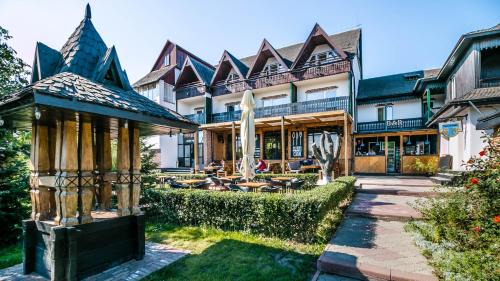 Tirgu Neamt House | Discover Pensiunea Belvedere: Pet-Friendly Retreat