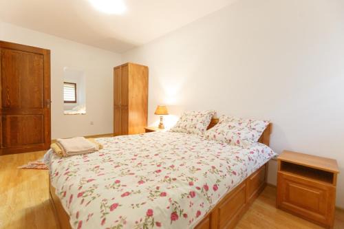 Lunca Jaristei Cabin | Top-Rated Pensiunea Cașoca-Cascadă: Family-Friendly Retreat