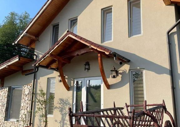 Fardea House | Guest Rated 10/10: Pensiunea Casa Amy with Pool & Kids' Fun