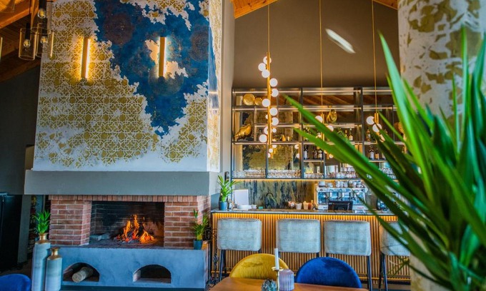 Girbova Hotel | Relax at Pensiunea Casa Buna with Oceanfront Pool Access