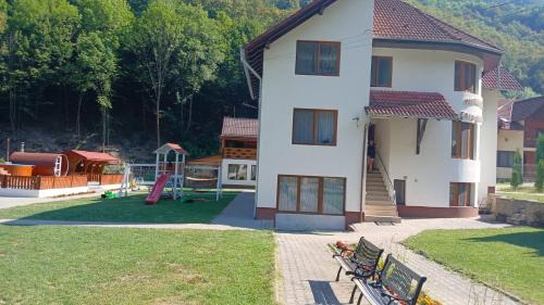 Sugag House | Inviting Stay at Pensiunea Casa David with Ocean Views