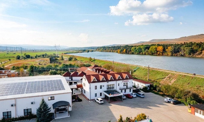 Floresti House | Relax at Pensiunea Casa Zanelor: 4-Star Poolside Retreat