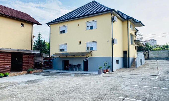 Baile Felix House | Budget-Friendly Retreat at Pensiunea Cory with Kitchen