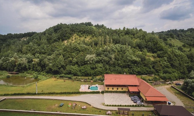 Calinesti House | Discover Pensiunea Cosău: Family-Friendly with Pool Access