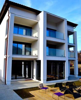 Cisnadie Villa | Discover Pensiunea Cuib: Pet-Friendly Retreat with Hot Tub