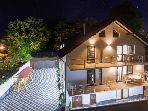 Novaci House | Family-Friendly Retreat at Pensiunea D & Ylan with Kitchen