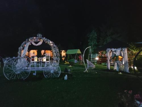 Moeciu de Sus House | Cozy Guest Houses in Moieciu de Sus, Romania with Pool