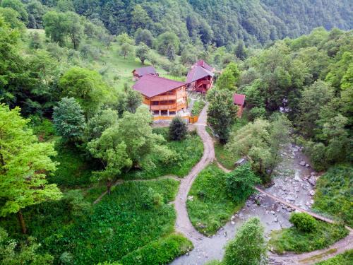 Salciua de Jos House | Discover Pensiunea Huda lui Papară: Family-Friendly Retreat