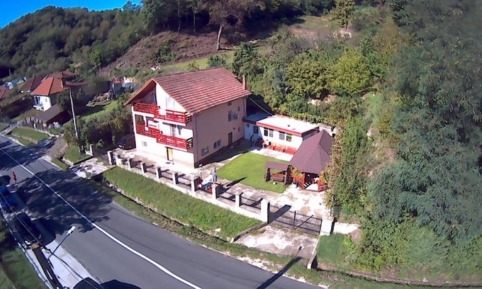 Gura Suhasului House | Cozy Pensiunea Ilarie: Pet & Child Friendly Retreat