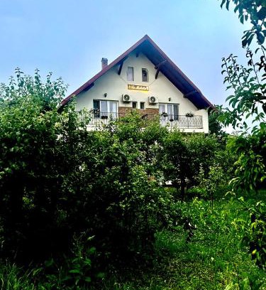 Surdesti House | Pet-Friendly Pensiunea La Meleta: Rated 10/10 with Breakfast