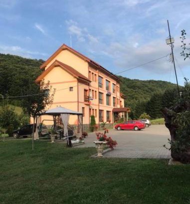 Certeze Hotel | Family-Friendly Retreat at Pensiunea "LA PAPA" with Hot Tub