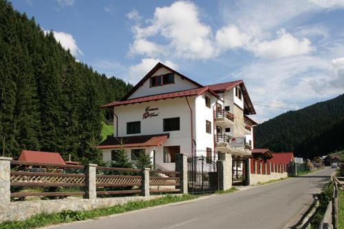 Moeciu de Sus Bed & Breakfast | Discover Pensiunea La Turcu: Pool & Ocean View Awaits