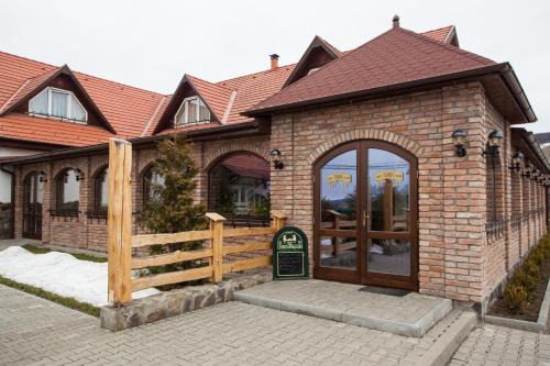 Ernei House | Discover Pensiunea Laci Csarda Ernei: 4-Star Family Retreat