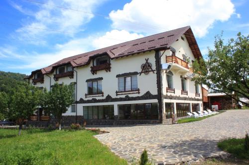 Sacel House | Cozy Getaway at Pensiunea Lacramioara with Hot Tub & Pool