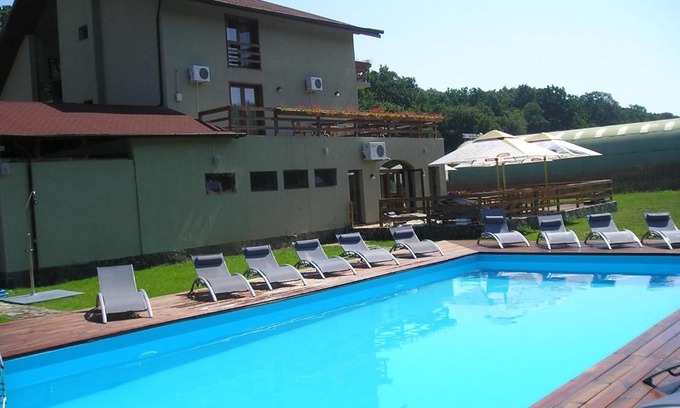Hidiselu de Sus Hotel | Discover Pensiunea Larysse: Oceanfront Retreat with Pool
