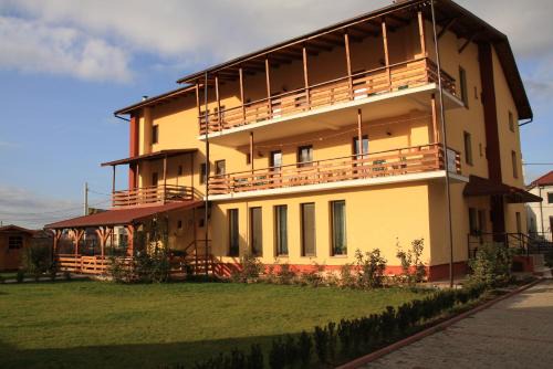 Floresti House | Family-Friendly Getaway at Pensiunea Maria, Floresti
