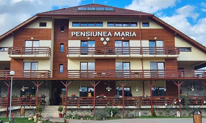 Floresti House | Discover Pensiunea Maria: Family-Friendly Retreat with Pool