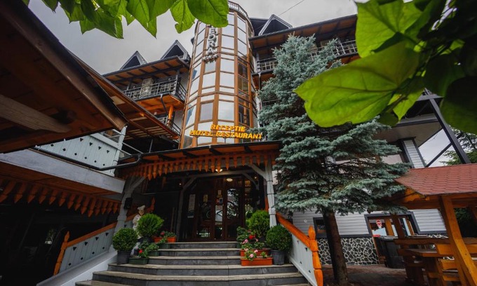 Suceava Hotel | Explore Pensiunea Meteora: Family-Friendly with Breakfast