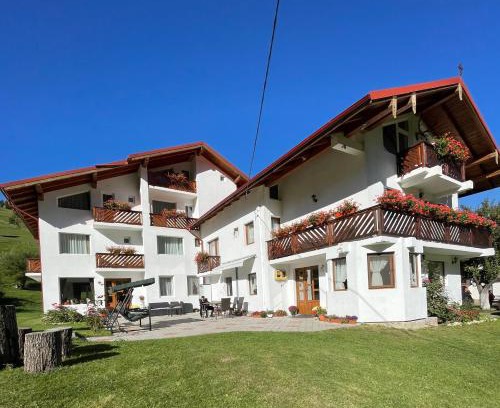 Moeciu de Sus House | Welcoming Pensiunea Padurea Verde: Family-Friendly Retreat