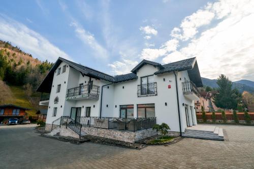 Moisei House |  Eco-Friendly Retreat at Pensiunea Paradisul Verde - 4 Star Bliss