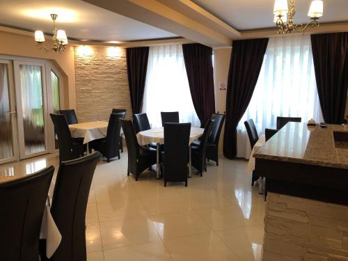 Baile Felix House | Top-Rated Pensiunea Perla: Pool, Hot Tub & Family Fun