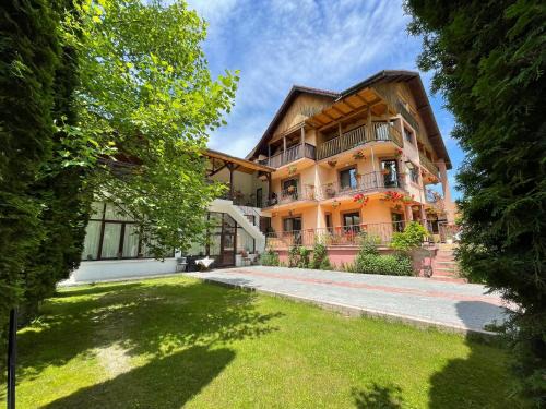 Bughea de Sus House | Family-Friendly Retreat at Pensiunea Rebeca with Kitchen