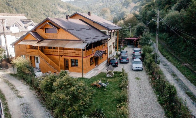 Viseu de Sus House | Delightful Pensiunea Romina: Pet-Friendly & Family-Focused