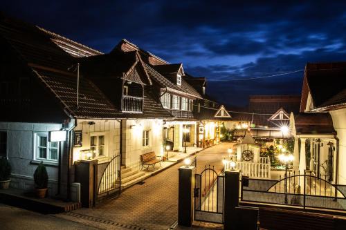 Sarmizegetusa House | Discover Pensiunea Sarmis: Oceanfront Oasis with Pool