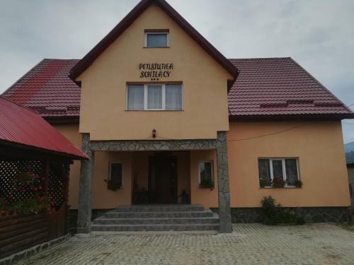 Suciu de Sus House | Discover Comfort at Pensiunea Schilacy with Pool & Hot Tub