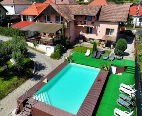 Sighisoara House | Cozy Pensiunea Sighisoara: Poolside Retreat with Ocean View