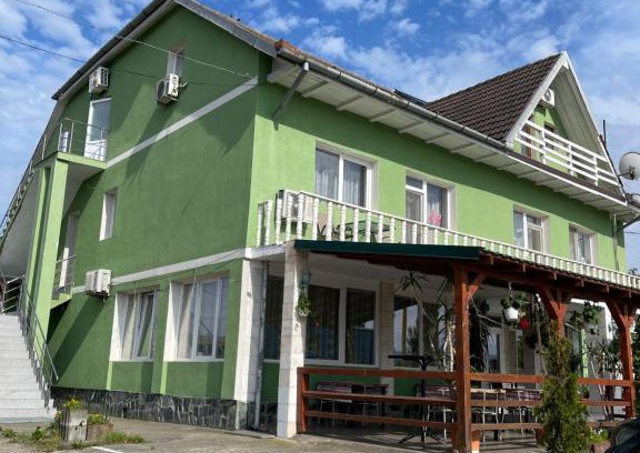 Paltinis House | Budget-Friendly Stay at Pensiunea Simina with Family Amenities