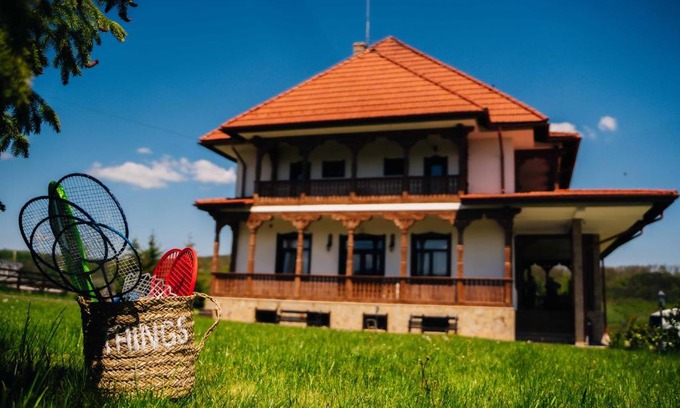 Asuaju de Sus Bed & Breakfast | Discover Pensiunea Tara Codrului: Family-Friendly Retreat