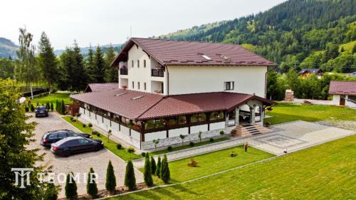 Pojorita House | Discover PENSIUNEA TEOMIR: Family-Friendly Escape
