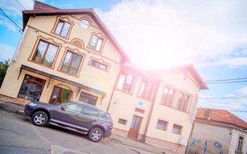 Campulung House | Charming Pensiunea Un Baiat si o Fata with Breakfast & Kitchen
